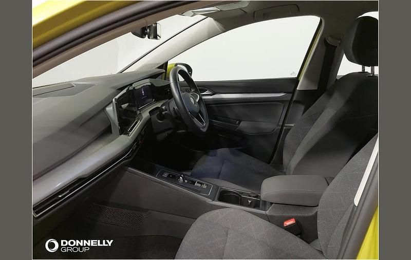 Second-hand VW Golf VIII Life 147 CP (108 kW) 2020 Galben Hatchback