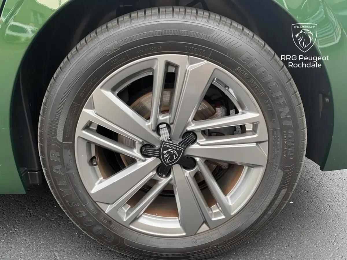 Used Peugeot 308 Active Premium 129 HP (94 kW) 2023 Green Hatchback