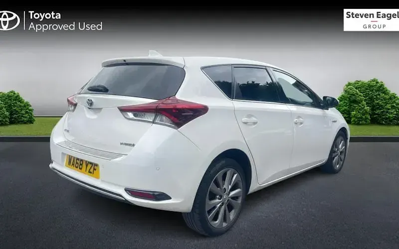 Used Toyota Auris Hybrid 136 HP (100 kW) 2018 White Hatchback