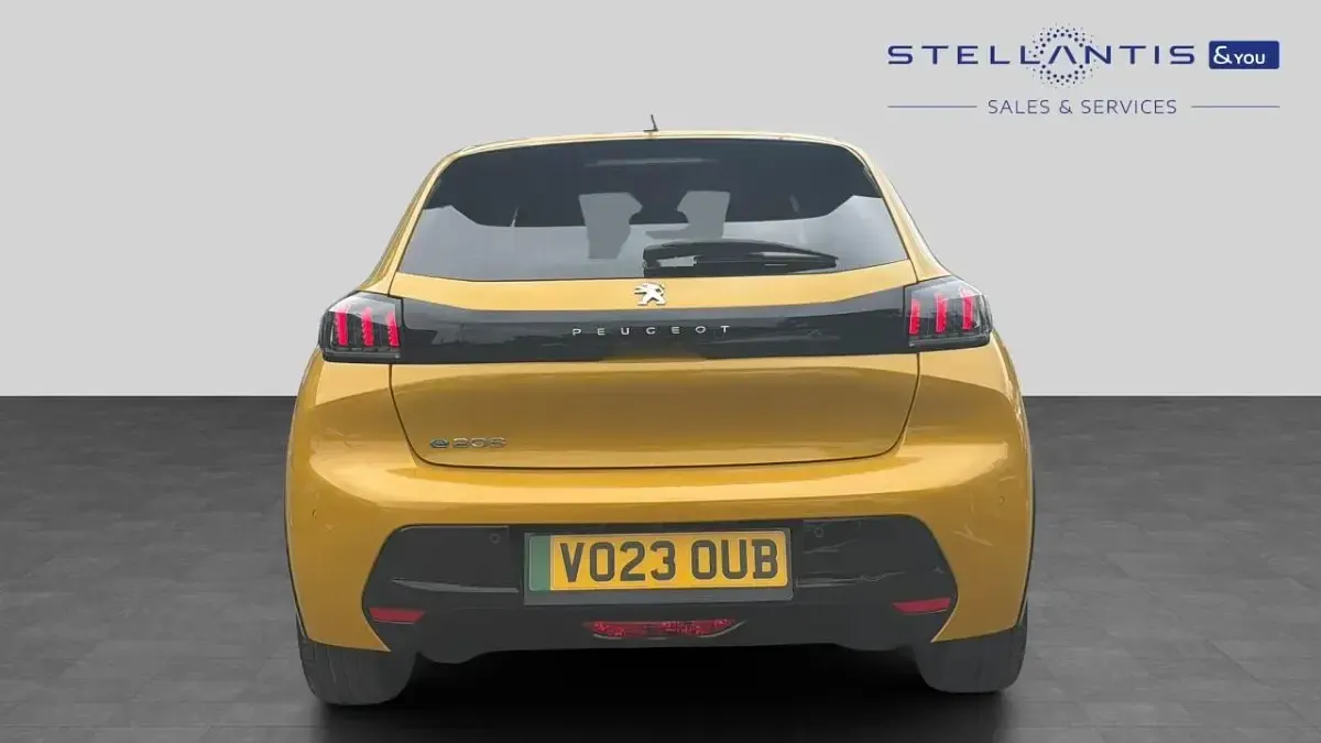 Used Peugeot e-208 Allure+ 98 kW (134 HP) 2023 Yellow Hatchback