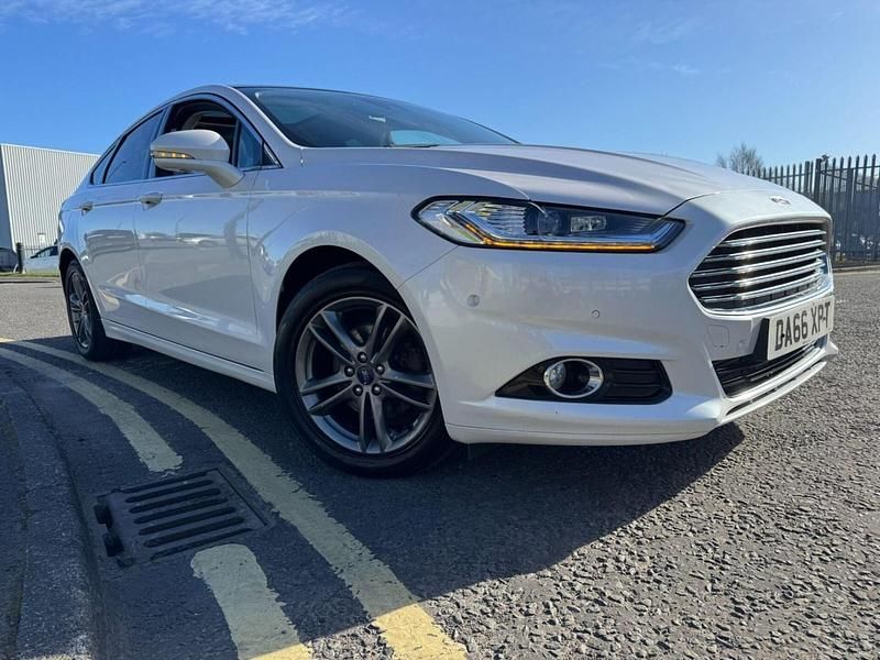 Used Ford Mondeo Titanium 180 HP (132 kW) 2016 White Hatchback