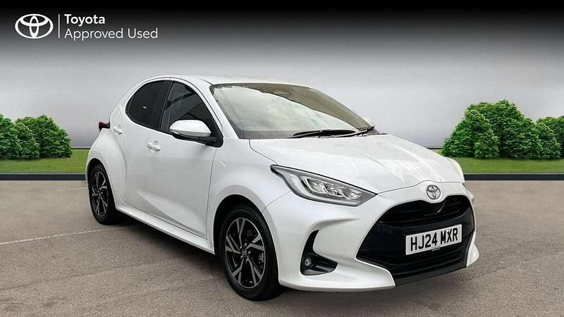 Used Toyota Yaris Hybrid Design 116 HP (85 kW) 2024 White Hatchback