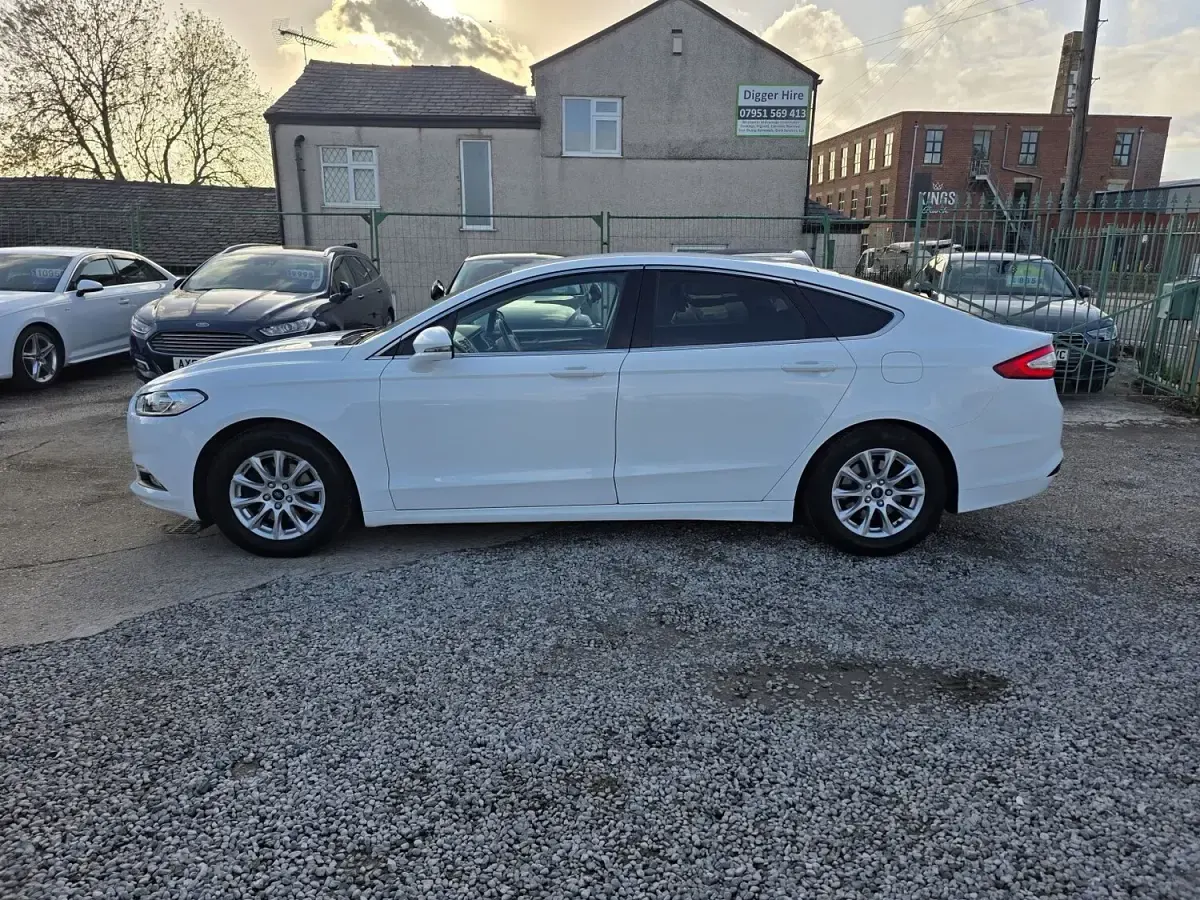 Used Ford Mondeo Zetec 2019 White Hatchback