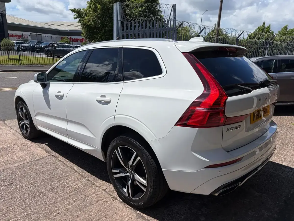 Used Volvo XC60 R-Design 187 HP (137 kW) 2018 White SUV