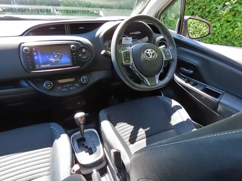 Used Toyota Yaris 101 HP (74 kW) 2014 White Hatchback