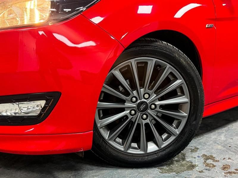 Used Ford Focus ST-Line 140 HP (102 kW) 2018 Red Hatchback