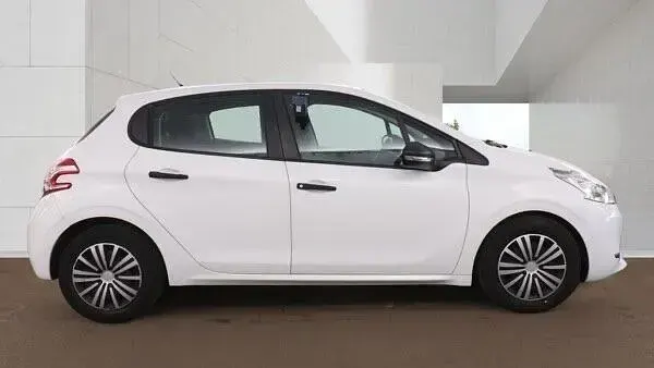 Used Peugeot 208 Access 68 HP (50 kW) 2014 White Hatchback