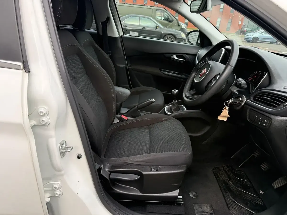 Begagnad Fiat Tipo Lounge 120 HK (88 kW) 2019 Vit Halvkombi