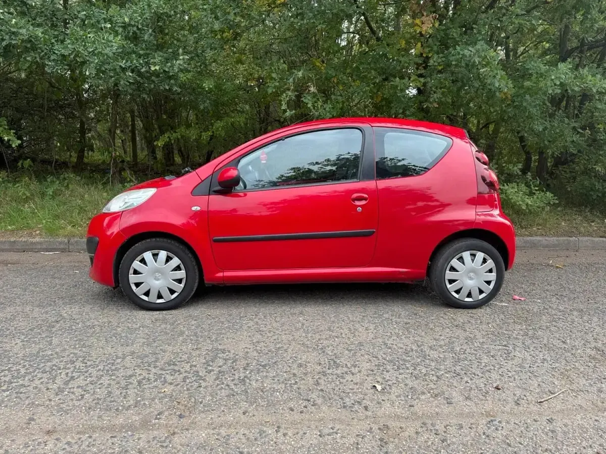 Used Peugeot 107 Active 68 HP (50 kW) 2014 Red Hatchback