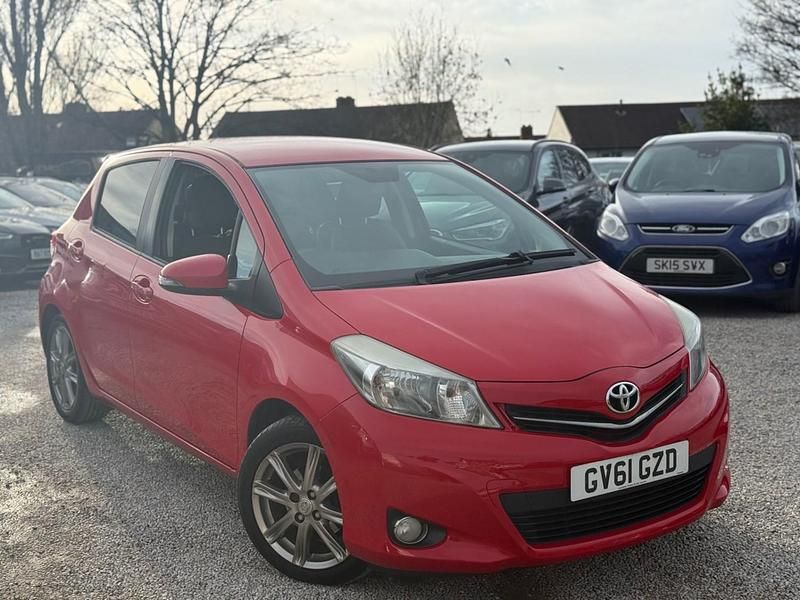 Begagnad Toyota Yaris SR 2011 Röd Halvkombi