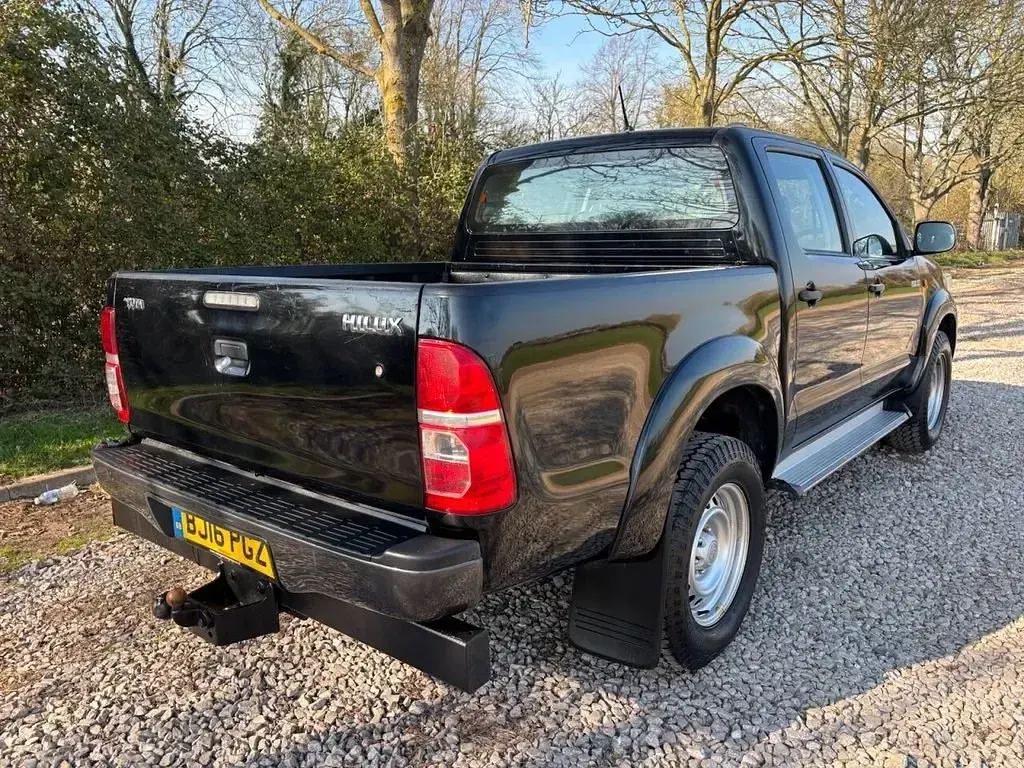 Używany Toyota HiLux Active 144 KM (105 kW) 2016 Czarny Pickup