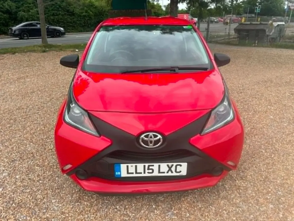 Begagnad Toyota Aygo 69 HK (50 kW) 2015 Röd Halvkombi