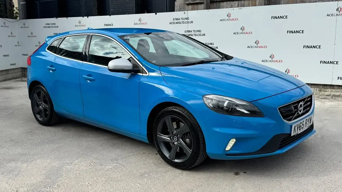 Used Volvo V40 R-Design 150 HP (110 kW) 2015 Blue Hatchback