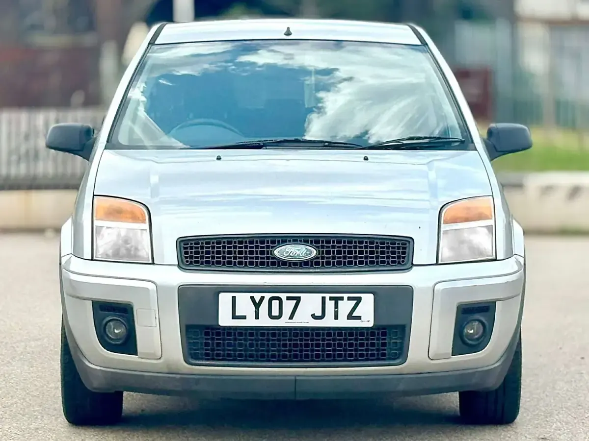 Used Ford Fusion Zetec 68 HP (50 kW) 2007 Silver Hatchback