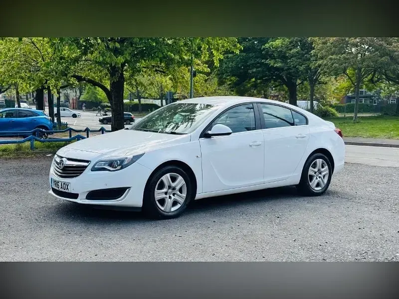 Used Vauxhall Insignia Design Edition 136 HP (100 kW) 2016 White Hatchback