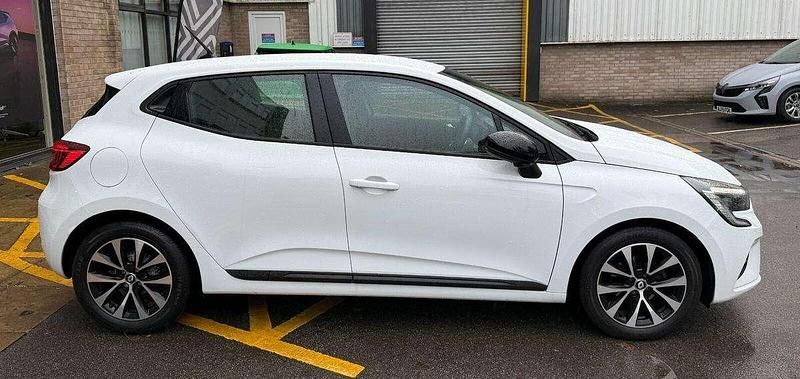 Used Renault Clio V Evolution 90 HP (66 kW) 2022 White Hatchback