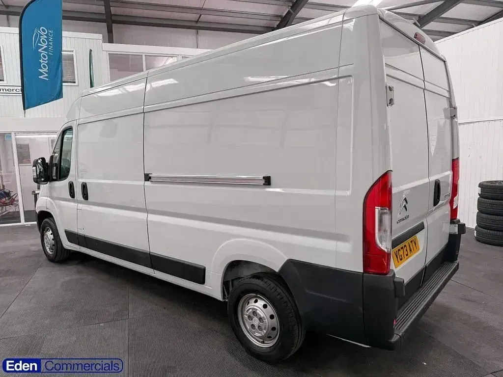 Begagnad Citroën Relay 140 HK (102 kW) 2023 Vit Van