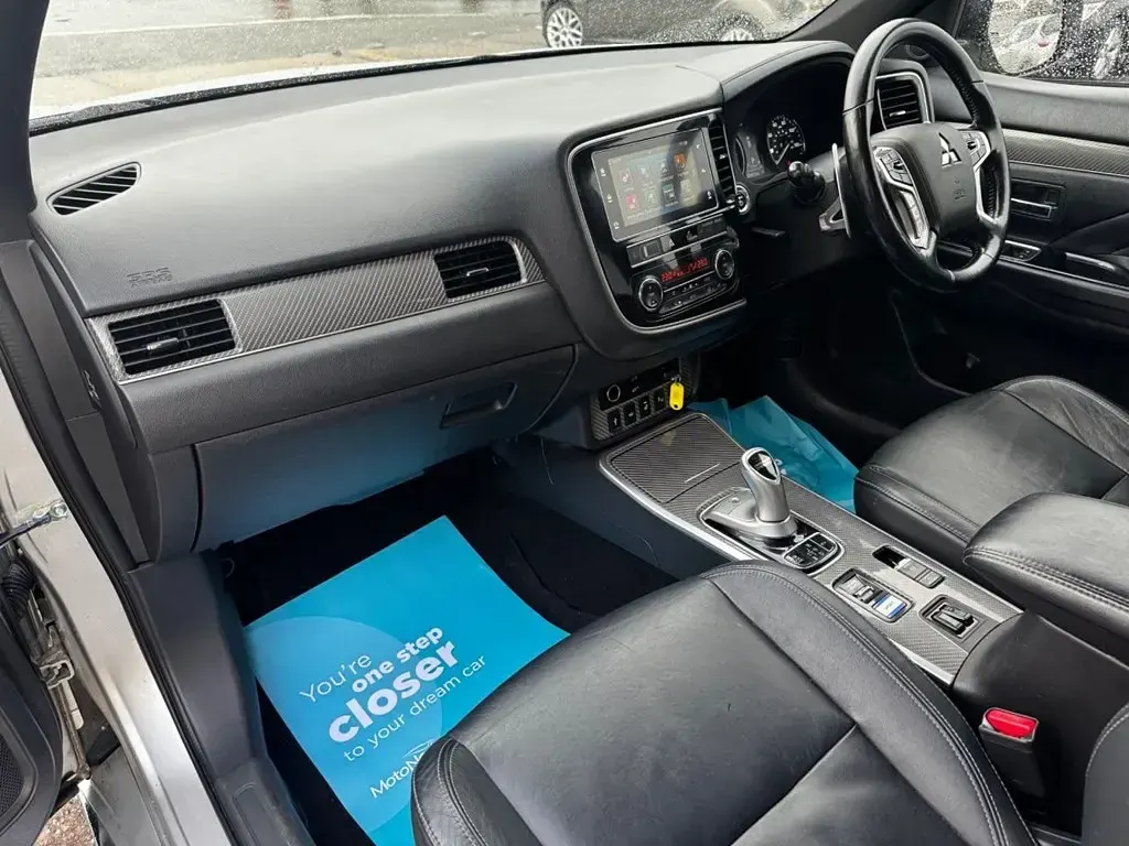 Begagnad Mitsubishi Outlander P-HEV 209 HK (153 kW) 2018 Silver SUV
