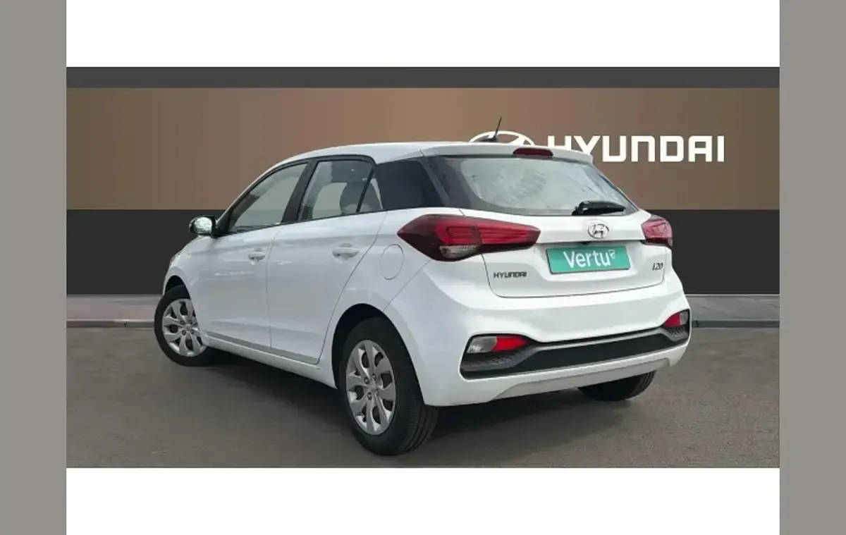 Used Hyundai i20 75 HP (55 kW) 2018 White Hatchback