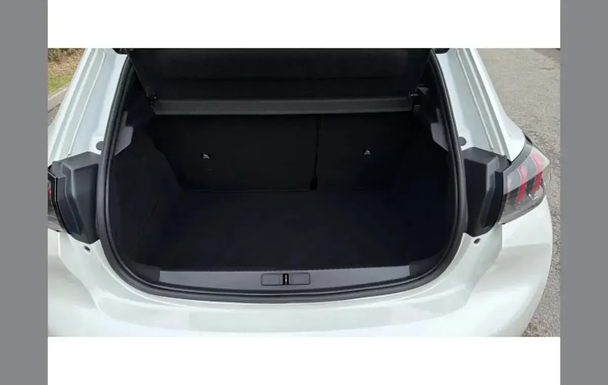 Used Peugeot 208 GT-line 101 HP (74 kW) 2020 White Hatchback