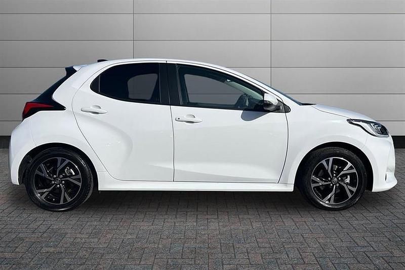 Used Toyota Yaris Hybrid Design 116 HP (85 kW) 2025 Pure white Hatchback