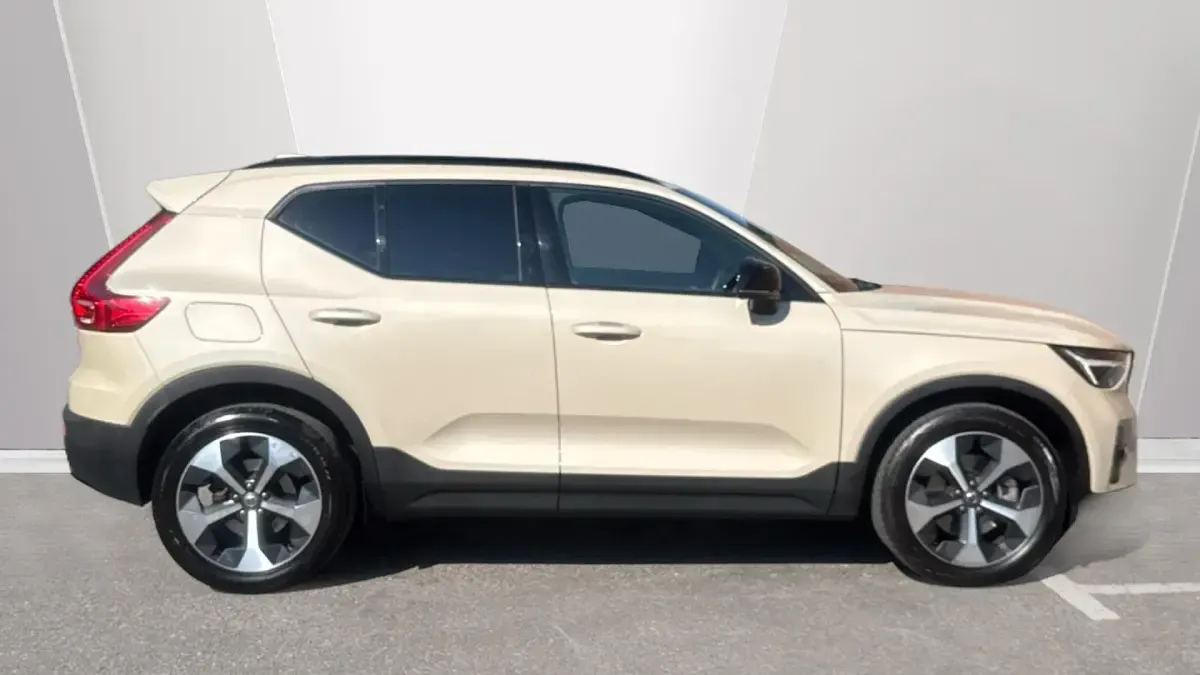 Used Volvo XC40 Plus 197 HP (144 kW) 2025 Gold SUV
