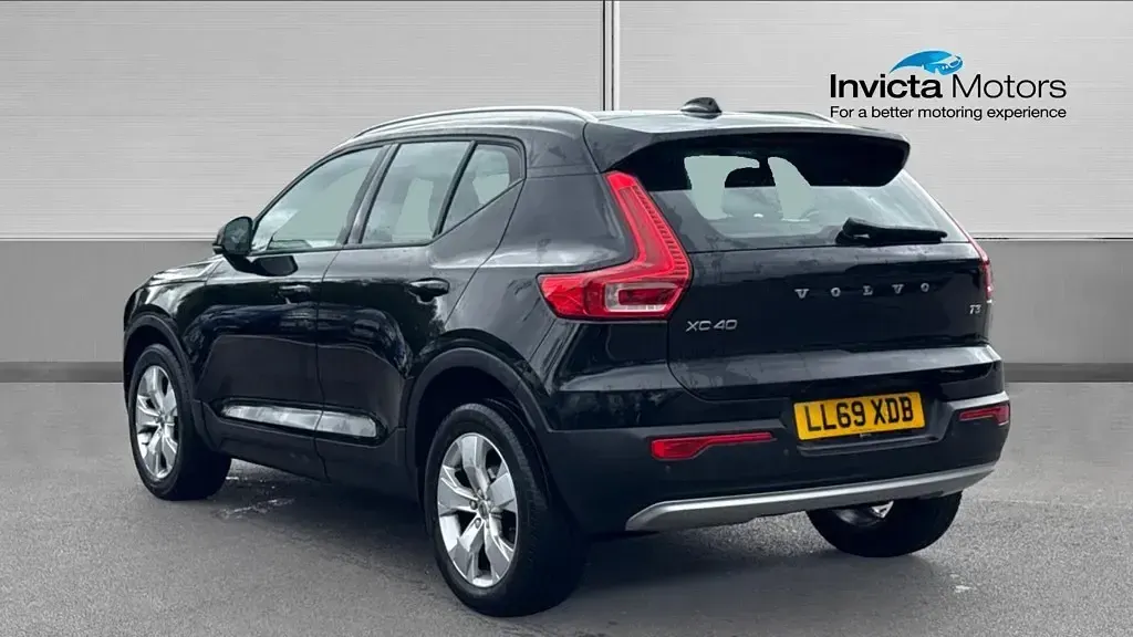 Used Volvo XC40 Momentum 163 HP (119 kW) 2019 Onyx black metallic SUV