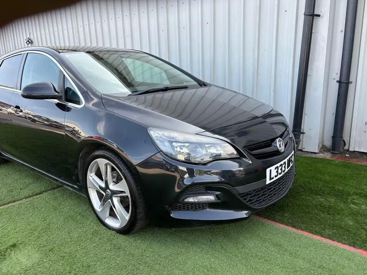 Used Vauxhall Astra Edition 140 HP (102 kW) 2015 Black Hatchback
