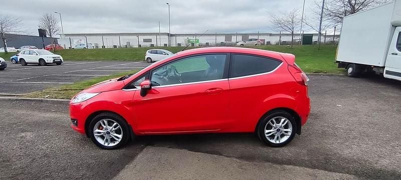 Used Ford Fiesta Zetec 100 HP (73 kW) 2015 Red Hatchback