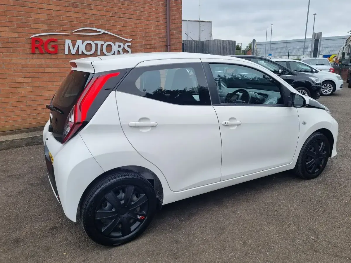 Used Toyota Aygo X-play 70 HP (51 kW) 2019 White Hatchback