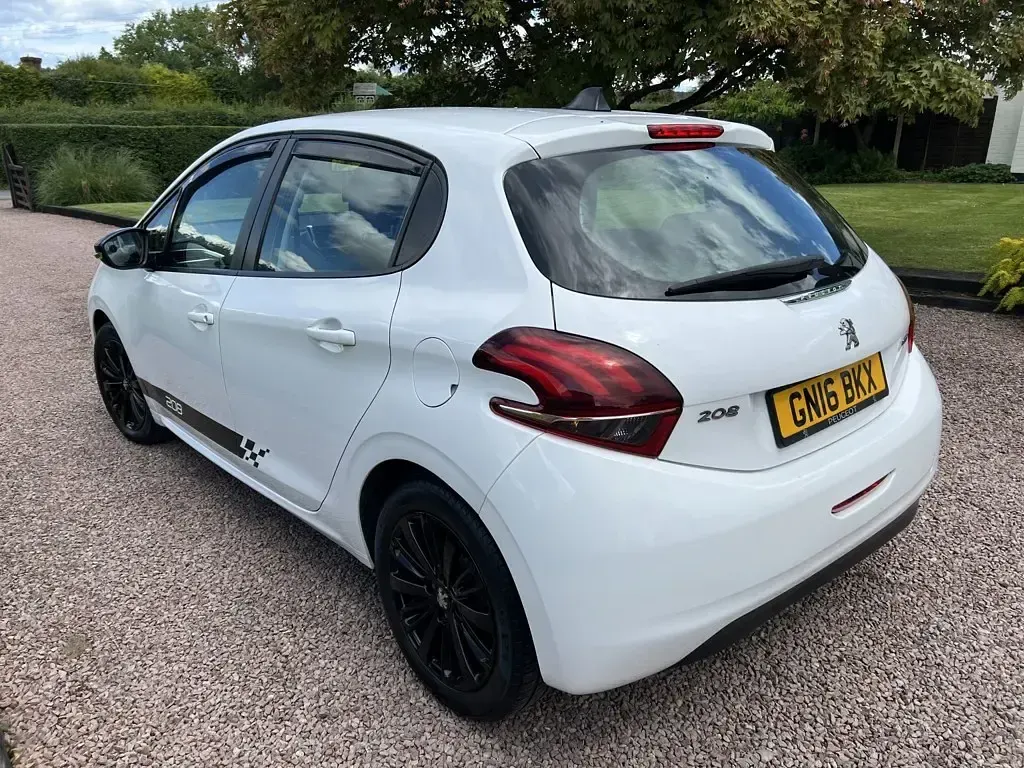 Used Peugeot 208 2016 White Hatchback