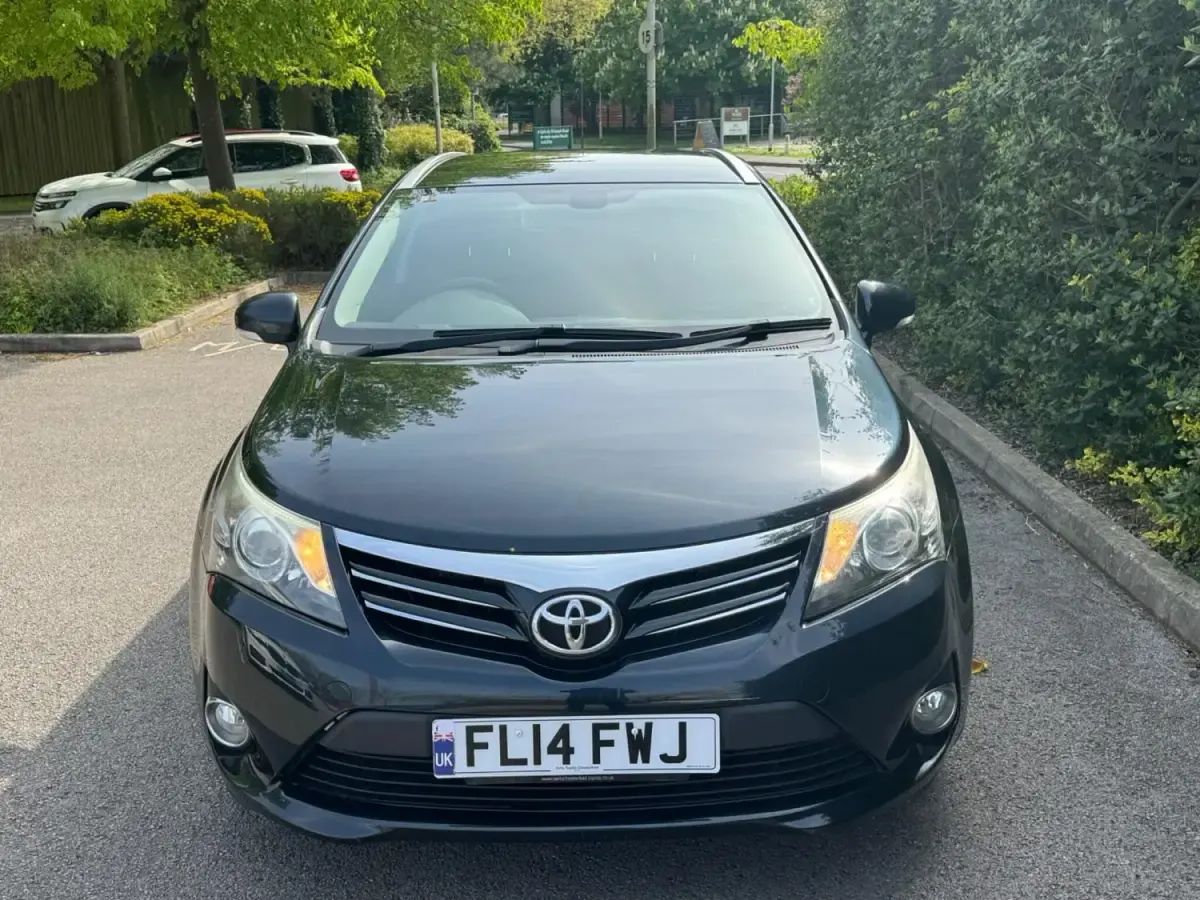 Usado Toyota Avensis 2014 Gris Familiar