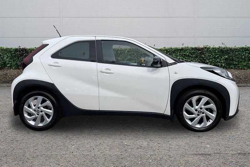 Used Toyota Aygo X PURE 72 HP (52 kW) 2023 White SUV