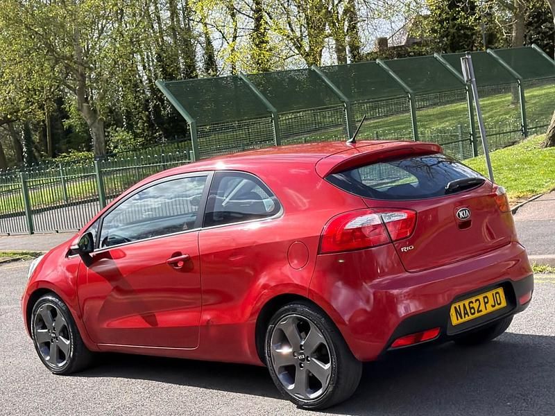 Begagnad Kia Rio 85 HK (62 kW) 2012 Röd Halvkombi
