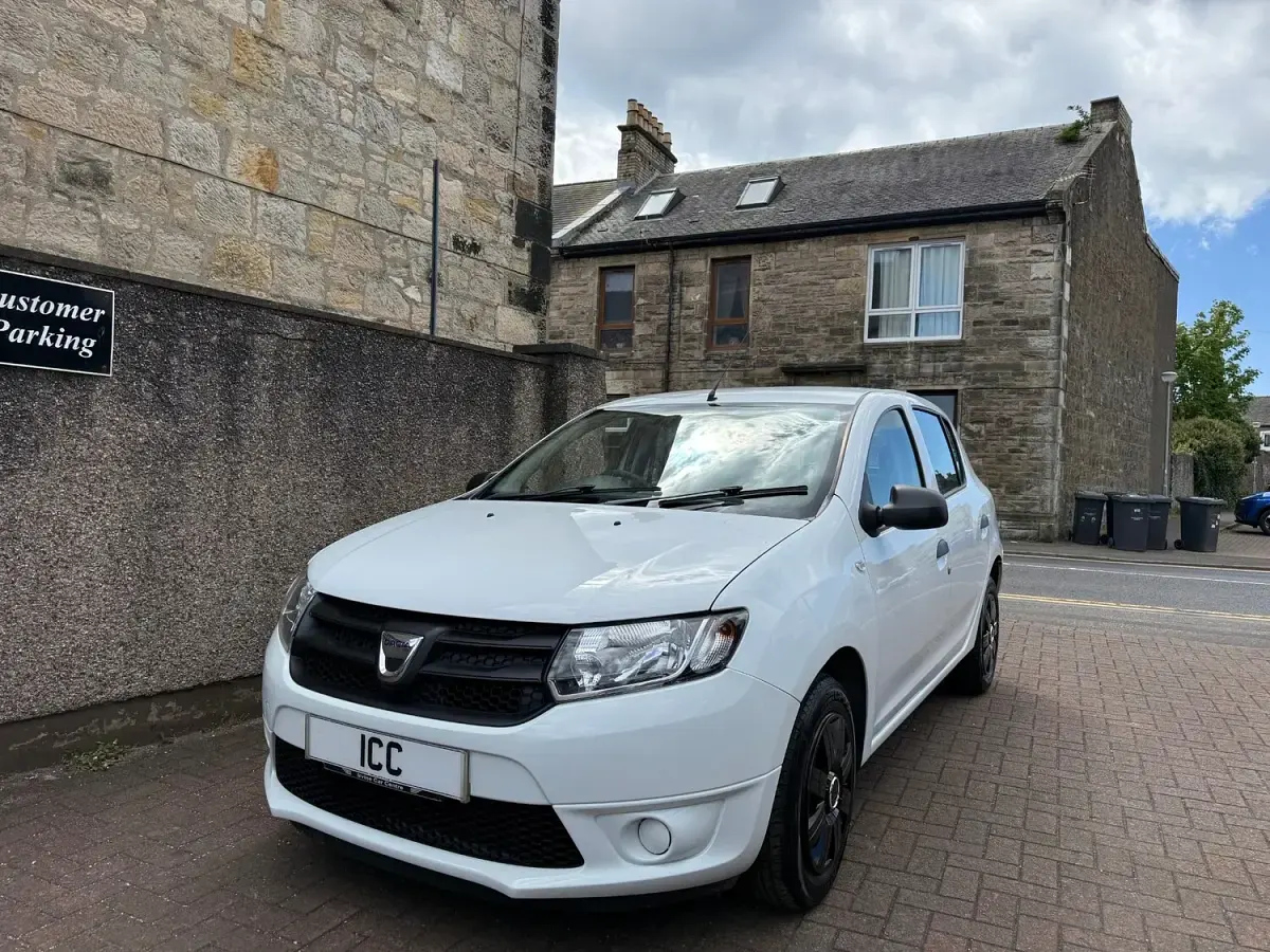 Used Dacia Sandero Ambiance 75 HP (55 kW) 2016 White Hatchback