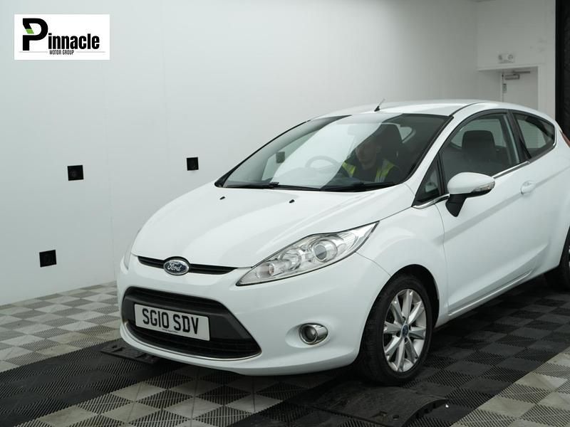 Used Ford Fiesta Zetec 81 HP (59 kW) 2010 White Hatchback
