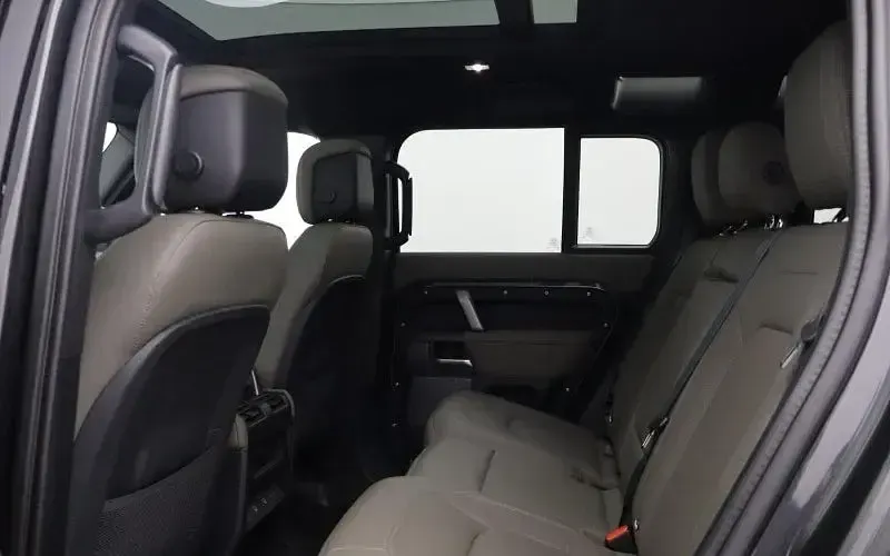 Usado Land Rover Defender HSE Dynamic 249 HP (183 kW) 2024 Cinzento SUV