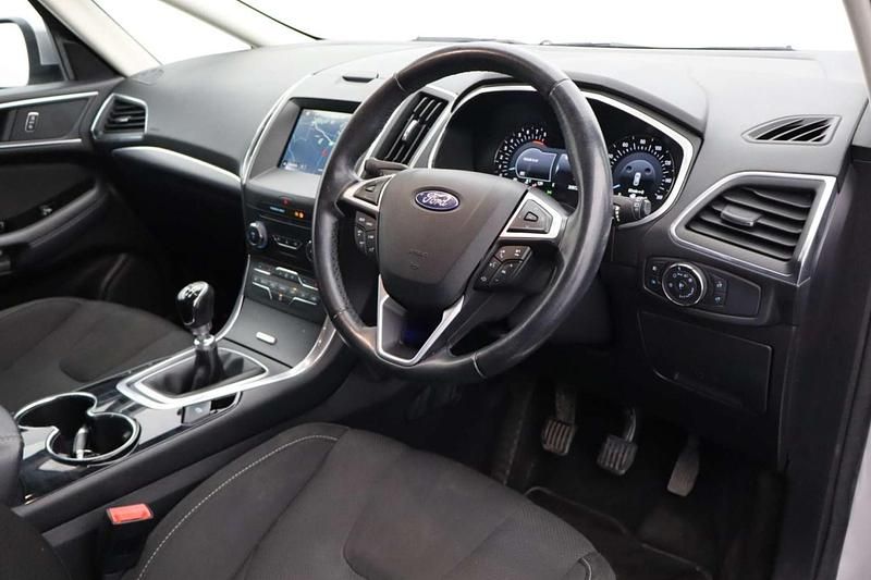 Used Ford S-MAX Titanium 165 HP (121 kW) 2019 Silver MPV