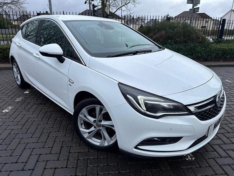 Used Vauxhall Astra Design Edition 125 HP (91 kW) 2017 White Hatchback