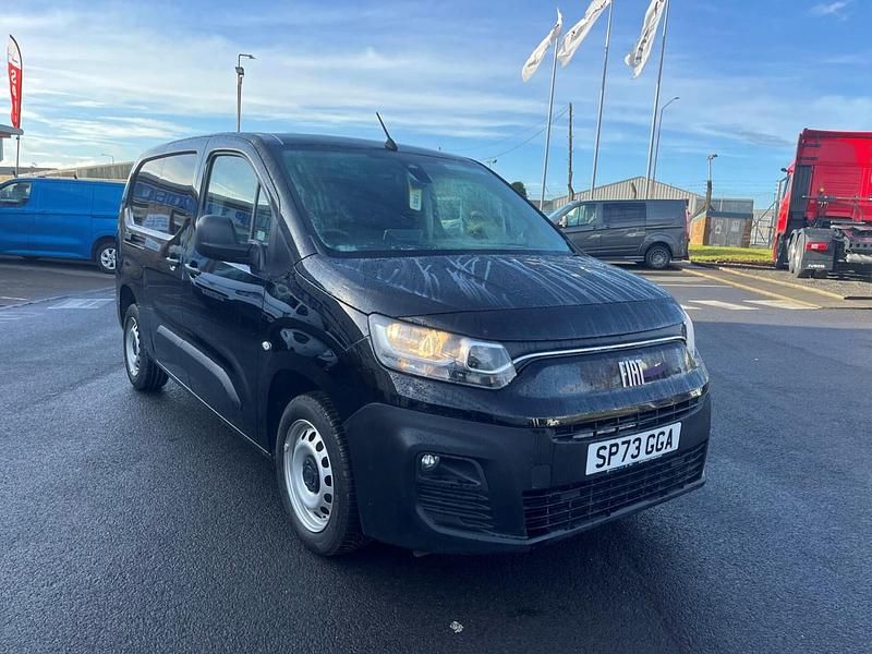 Begagnad Fiat Doblò 2023 Svart Minibuss