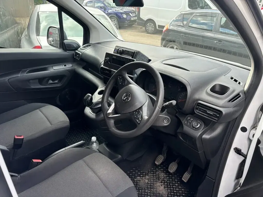 Begagnad Vauxhall Combo Sportive 75 HK (55 kW) 2019 Vit Minibuss