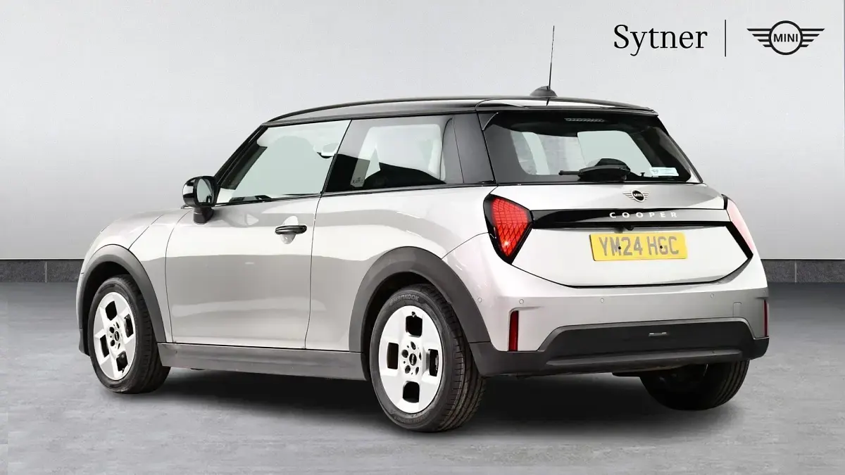 Usado Mini Cooper Hatch 154 HP (113 kW) 2024 Prateado Citadino