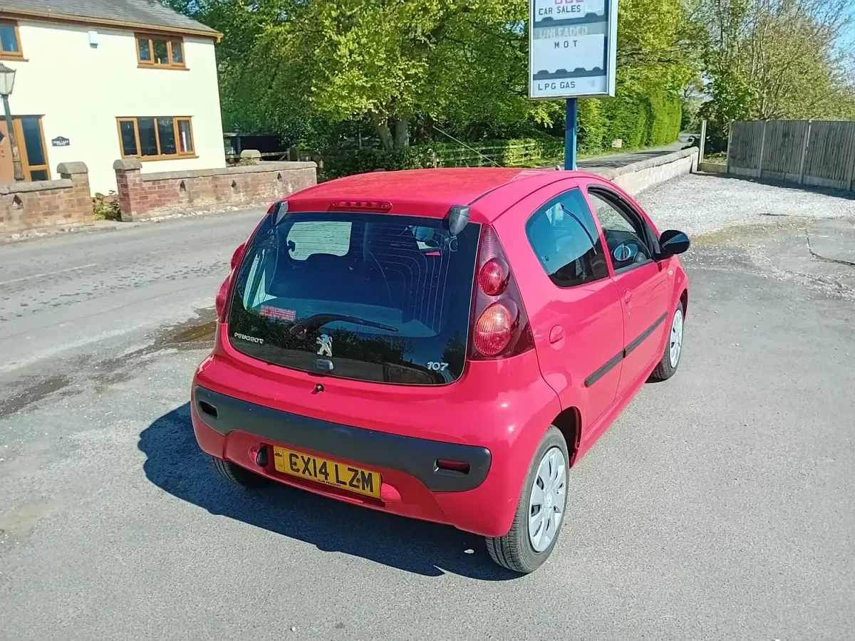 Used Peugeot 107 Active 68 HP (50 kW) 2014 Red Hatchback