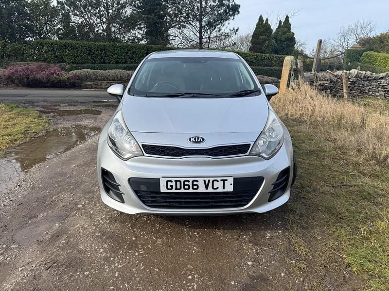 Used Kia Rio 74 HP (54 kW) 2017 Silver Hatchback