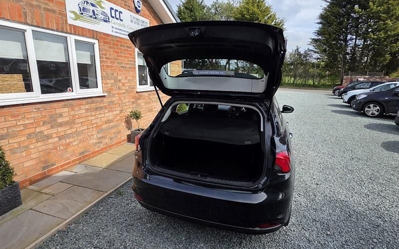 Used Fiat Tipo Easy Plus 120 HP (88 kW) 2018 Black Hatchback
