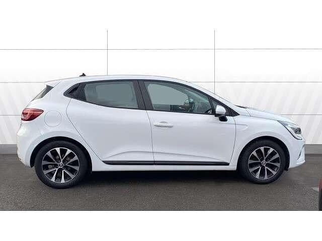 Used Renault Clio V Iconic 90 HP (66 kW) 2022 White Hatchback