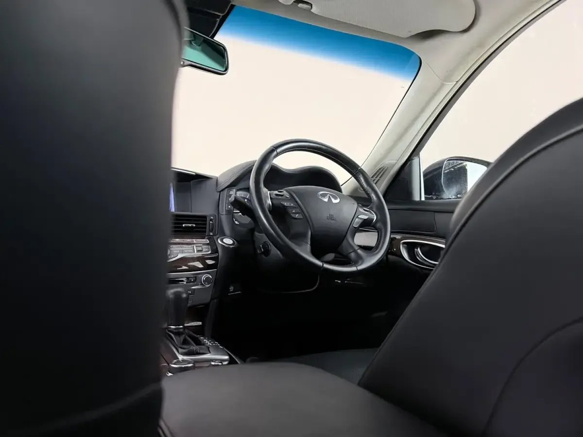 Used Infiniti Q70 Premium 170 HP (125 kW) 2017 Blue Sedan