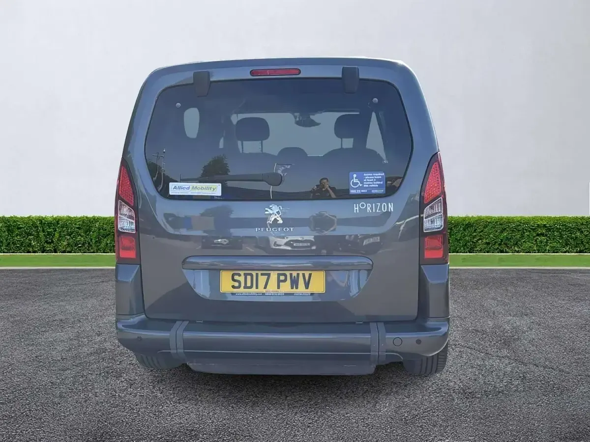Used Peugeot TePee Allure 100 HP (73 kW) 2017 Grey MPV