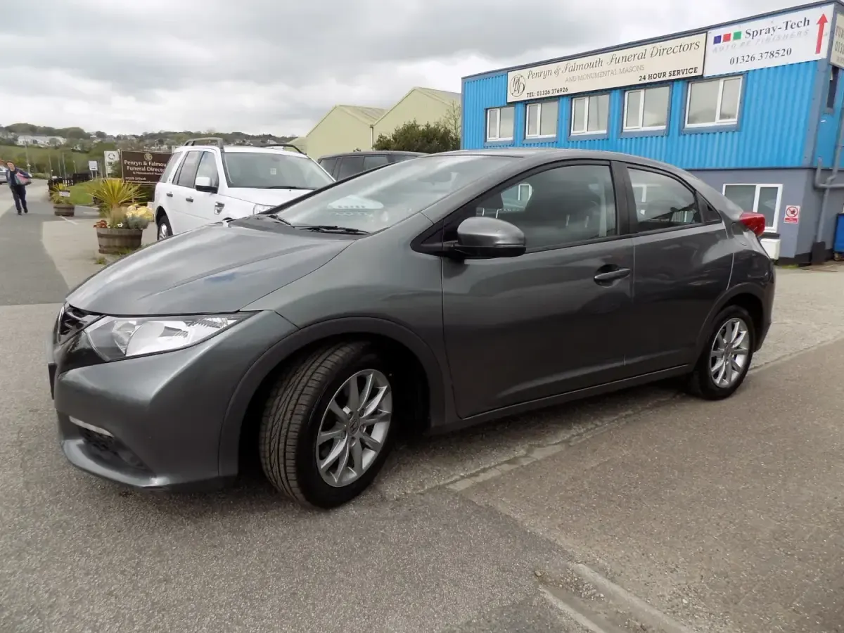 Begagnad Honda Civic EX 150 HK (110 kW) 2012 Grå Halvkombi