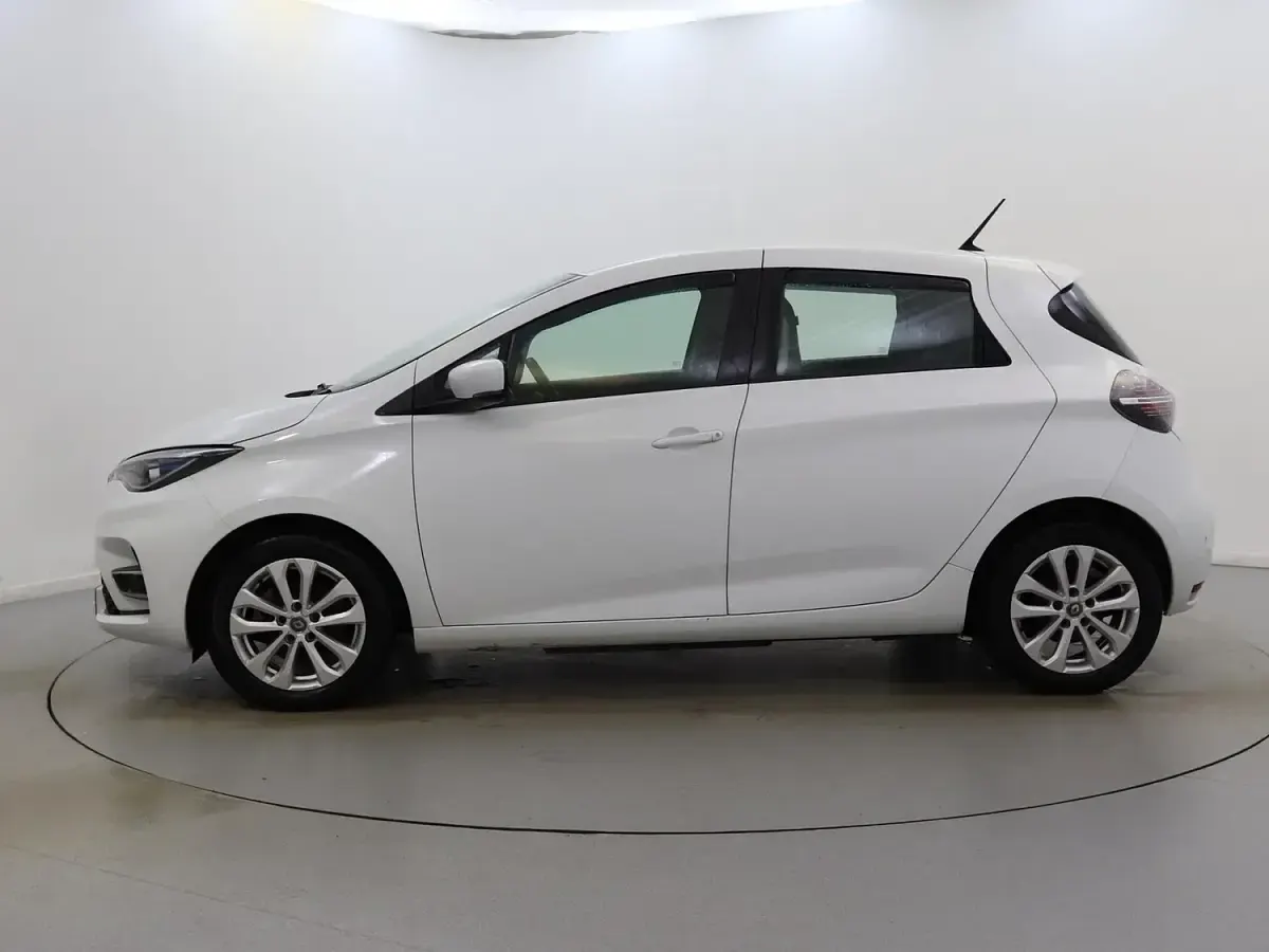 Used Renault Zoe Iconic 100 kW (136 HP) 2021 White Hatchback